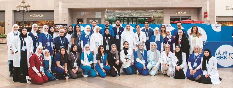 فوزي الثنيان مع الطلبة المتطوعين من جمعية طلبة كلية الطب خلال افتتاح مبادرة تعرف تتصرف بمجمع الأفنيوز﻿