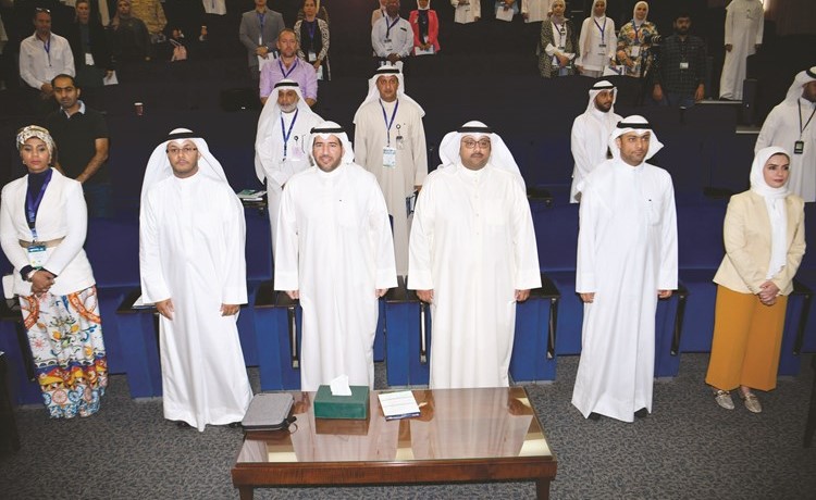 الشيخ عبدالله الأحمد مع الحضور خلال ورشة العمل	(قاسم باشا)﻿