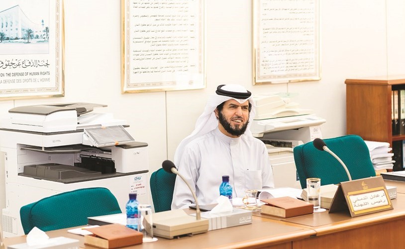 د. عادل الدمخي خلال اجتماع لجنة حقوق الإنسان﻿