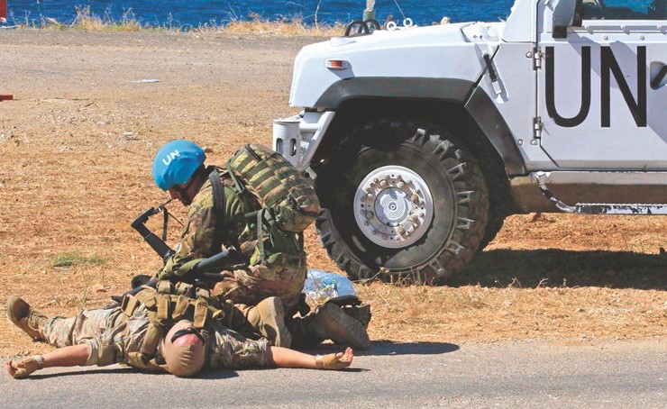 أعضاء من اليونيفيل وجنود من الجيش اللبناني يشاركون في مناورة حية في الناقورة أمس	(أ.ف.پ)﻿