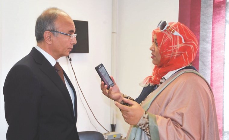 د.عثمان شعلان متحدثا للزميلة هناء السيد	(ناصر عبدالسيد)﻿