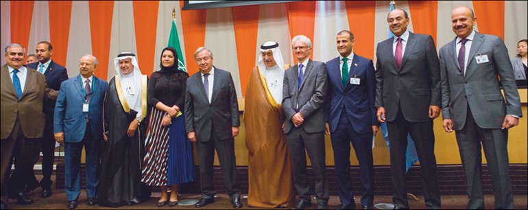 وزير الخارجية مع المشاركين في أعمال الاجتماع الوزاري حول اليمن