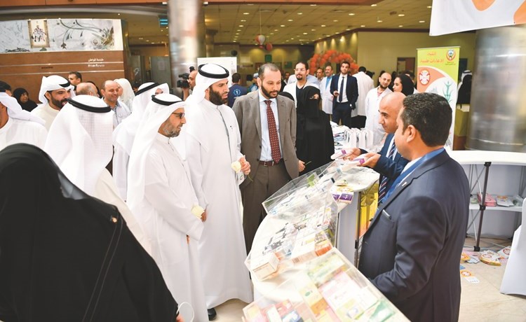 د.عبدالله البدر ود.محمد العجمي خلال جولة في المعرض﻿