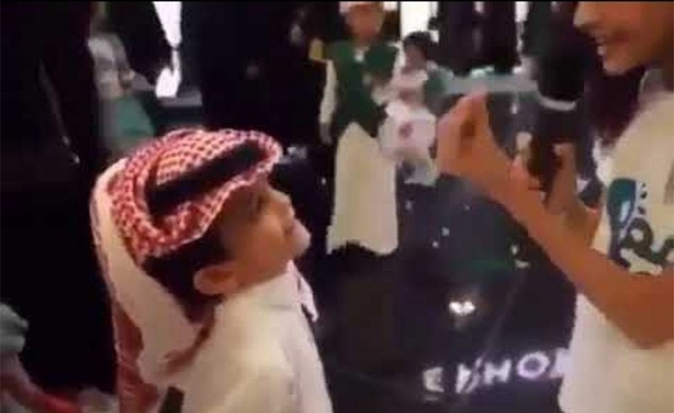 بالفيديو.. إجابة طفل على سؤال "أين تقع السعودية" بأن "المملكة لن تقع" يثير تفاعلاً كبيراً على مواقع التواصل