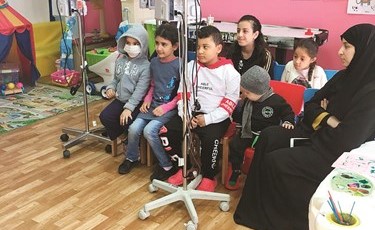 أطفال الثلاسيميا يتابعون النشاط﻿