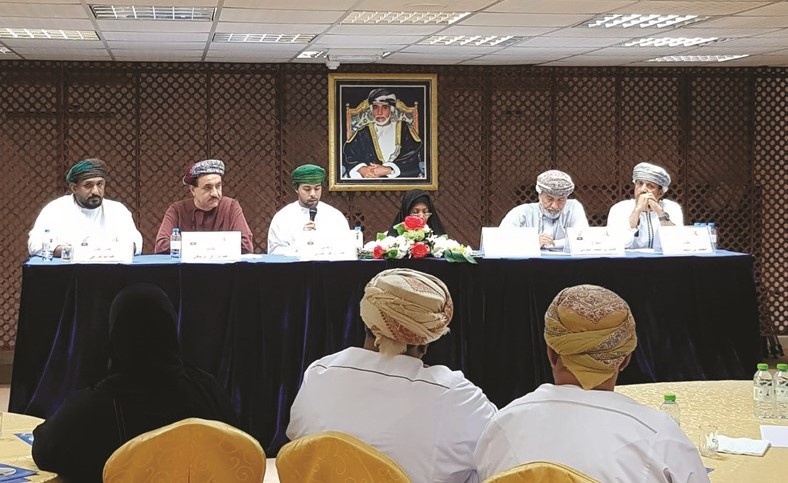 جانب من الجلسة الحوارية عن تجارب الفنانين والكتاب﻿