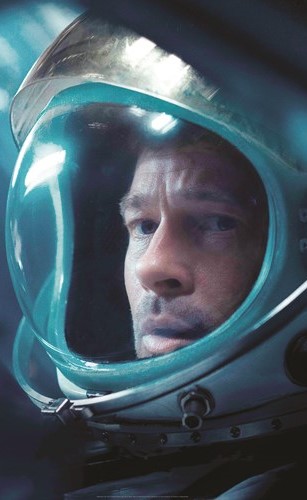 بالفيديو.. AD ASTRA يشهد لقاء النجمين العالميين براد پيت وتومي لي جونز