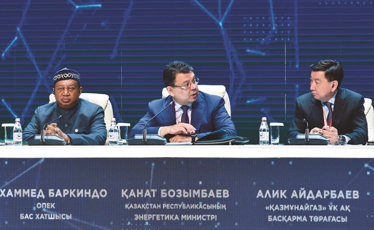محمد باركيندو ووزير الطاقة الكازاخستاني خلال مؤتمر الطاقة 	(رويترز)﻿
