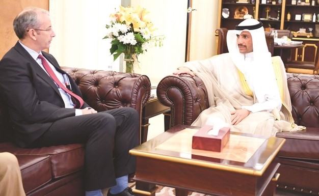  ويستقبل السفير البريطاني﻿