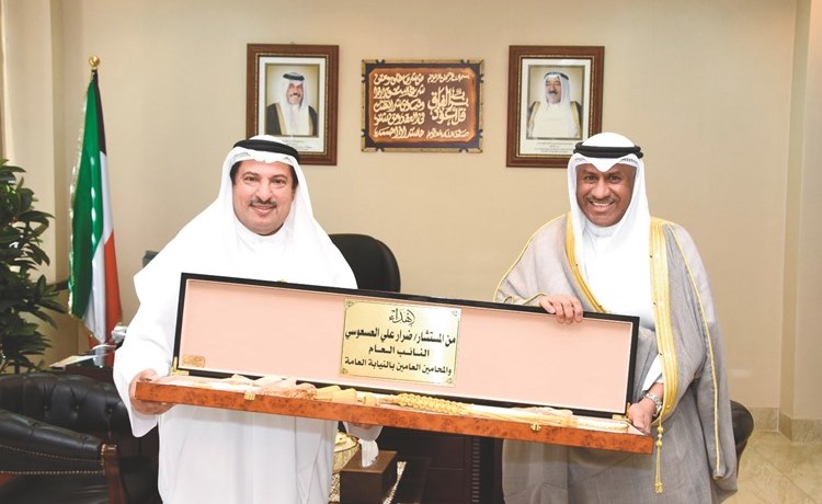 المستشار ضرار العسعوسي مكرما المستشار بدر الحوطي ﻿