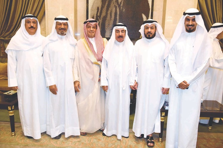 بن حثلين مع عدد من المهنئين ﻿