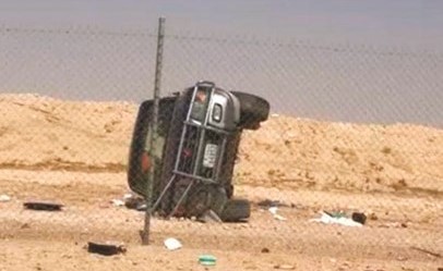 المركبة استقرت على جانبها بعد انقلابها في البر﻿