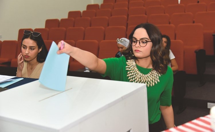 طالبة تدلى بصوتها﻿