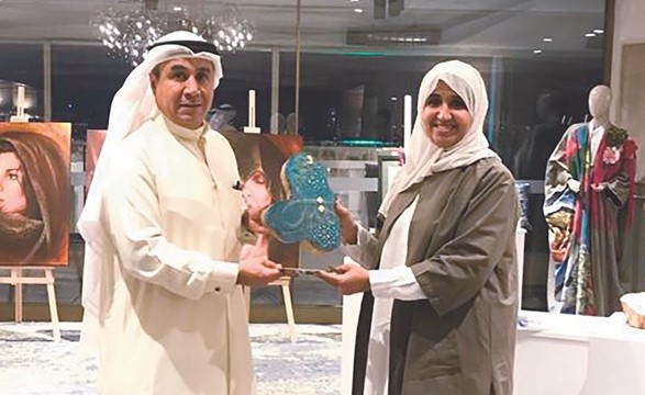 الفنانة التشكيلة منال الشريعان مع القنصل الكويتي في اسطنبول ﻿