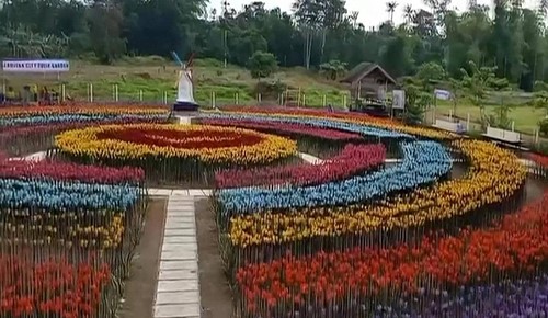 بالفيديو.. مدينة فلبينية تحول المخلفات لزهور تيوليب