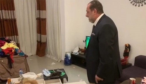 بالفيديو.. خالد الصاوي يغني لكلبه ريكي: "ما بلاش اللون ده معانا"