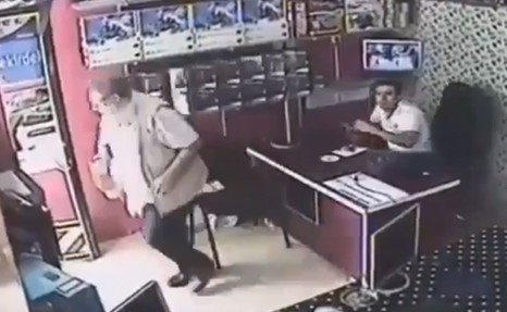 بالفيديو.. تركي لم يتخلَ عن الشاي حتى أثناء الزلزال