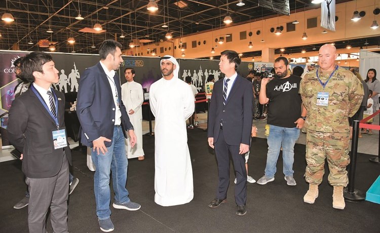 الشيخ مبارك فهد الجابر خلال جولة في المعرض﻿