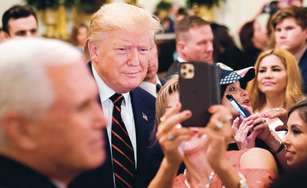 الرئيس الأميركي دونالد ترامب في «سيلفي» خلال حفل استقبال شهر التراث في البيت الأبيض امس الاول     (رويترز)