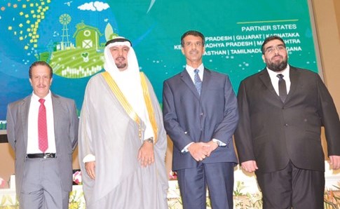 السفير جاسم الناجم مع حمود الروضان وأعضاء الوفد الكويتي﻿