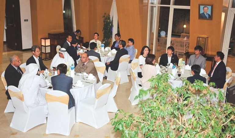 السفير هونغ يونغ جي في حديث مع عدد من ممثلي وسائل الإعلام ويبدو الزميل أسامة دياب﻿
