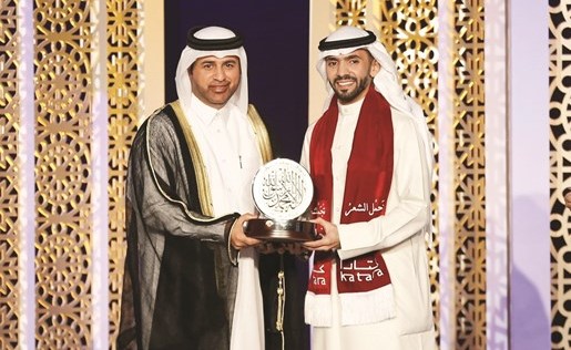 الشاعر محمد العجمي يتسلم الجائزة﻿
