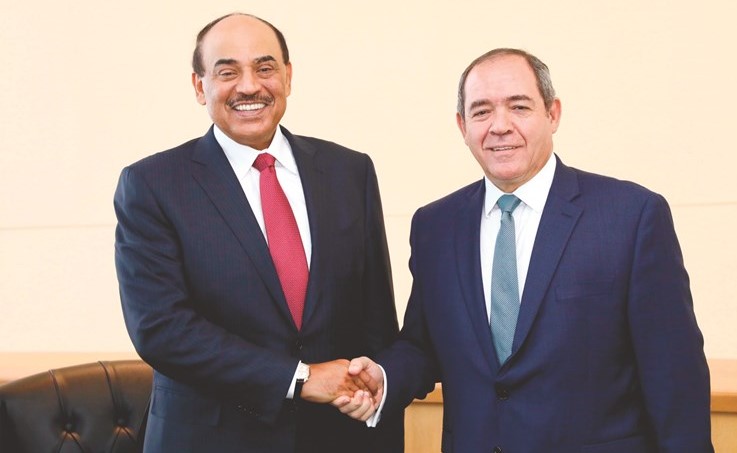 الشيخ صباح الخالد خلال لقائه نظيره الجزائري صبري بوقدوم ﻿