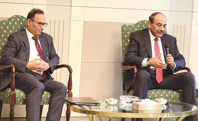 الشيخ صباح الخالد والسفير منصور العتيبي خلال اللقاء مع الديبلوماسيين الكويتيين﻿