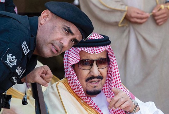 خادم الحرمين الملك سلمان بن عبد العزيز مع حارسه الشخصي الشهيد اللواء عبد العزيز الفغم 