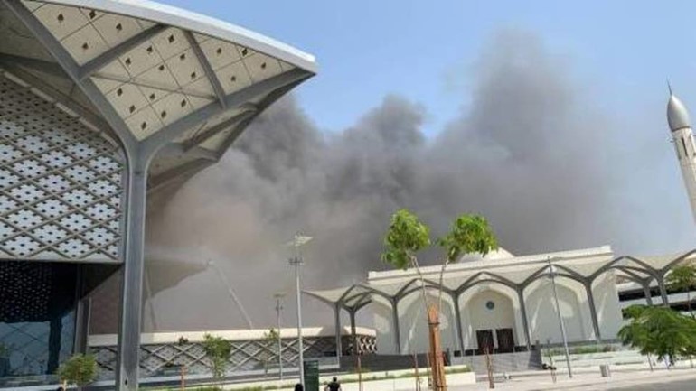 جانب من الحريق الذي نشب في محطة قطار الحرمين بجدة 