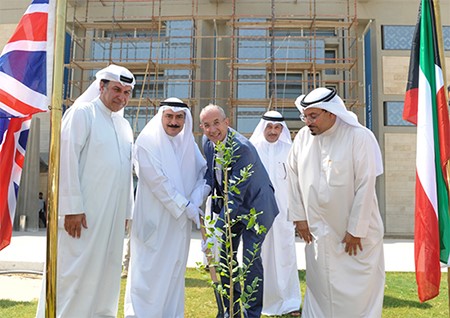 العبد الجليل ودافنبورت خلال زراعة شجرة "السدرة" احتفاء بالذكرى الـ120 للعلاقات الكويتية-البريطانية 