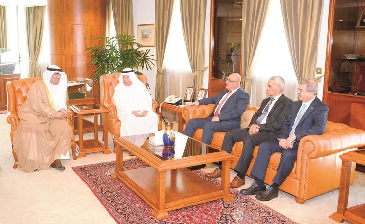 علي الغانم مستقبلا محمد العاني بحضور خالد الروضان﻿