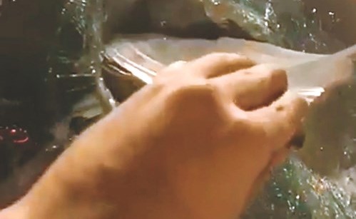 زجاج المركبة الأمامي وقد اقتحمه جزء من الرنج فهشمه﻿