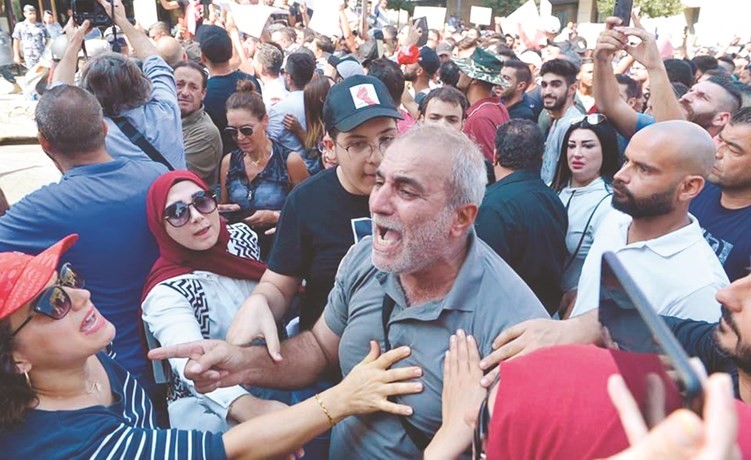 محتجون من الحراك المدني على تردي الاوضاع الاقتصادية خلال اعتصامهم في وسط بيروت	(محمود الطويل)﻿