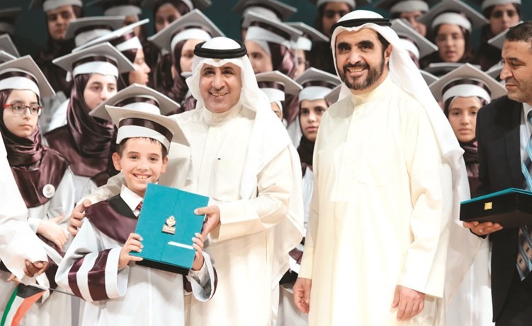 السفير عزيز الديحاني وم.بدر الصميط لدى تكريم أحد الحفاظ﻿