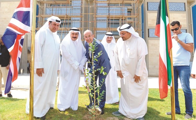 السفير البريطاني مايكل دافنبورت وكامل العبدالجليل خلال زرع شجرة السدرة﻿