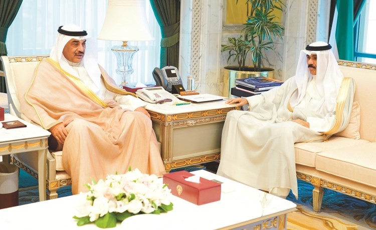 سمو نائب الأمير وولي العهد الشيخ نواف الأحمد مستقبلا الشيخ صباح الخالد﻿