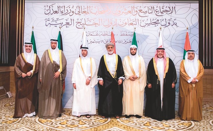 د.فهد العفاسي مع المشاركين في الاجتماع 29 لوزراء العدل بدول مجلس التعاون الخليجي في مسقط﻿