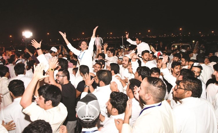 فرحة الطلبة بالفوز ﻿