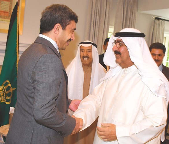 الشيخ مشعل الأحمد مصافحا سمو الشيخ عبدالله بن زايد آل نهيان ﻿