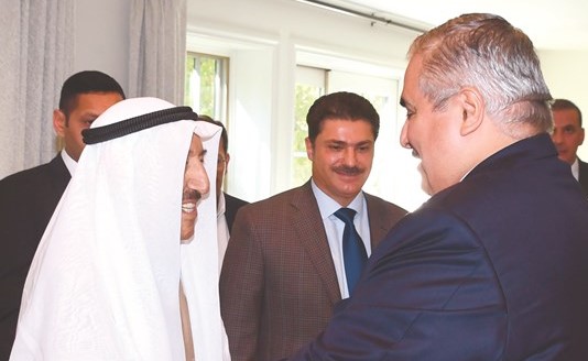 صاحب السمو الأمير الشيخ صباح الأحمد مصافحا الشيخ خالد بن أحمد آل خليفة﻿