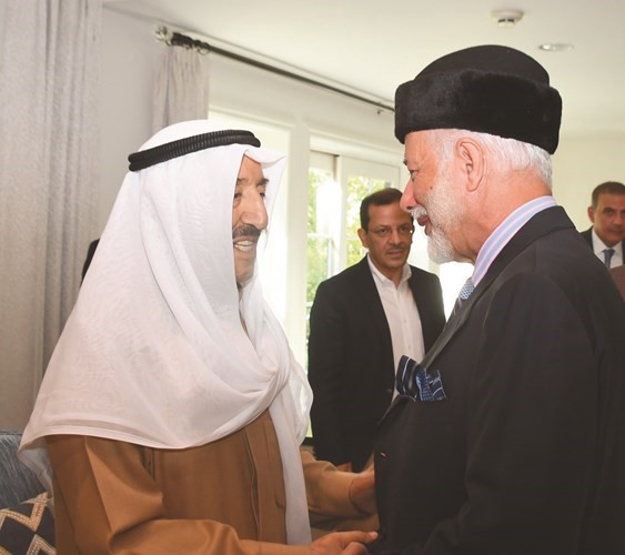 صاحب السمو الأمير الشيخ صباح الأحمد مصافحا يوسف بن علوي ﻿