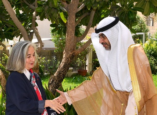الشيخ محمد العبدالله ينقل تعازي صاحب السمو الأمير الشيخ صباح الأحمد بوفاة شيراك إلى السفيرة الفرنسية 