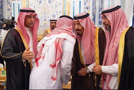 خادم الحرمين الشريفين الملك سلمان بن عبد العزيز خلال استقباله أسرة الفقيد عبد العزيز الفغم 