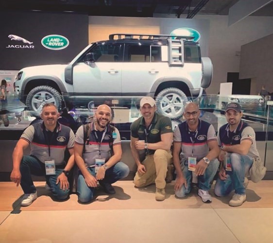 أعضاء نادي ملاك ديفندر الكويتي خلال تواجدهم في معرض فرانكفورت الدولي للسيارات ﻿