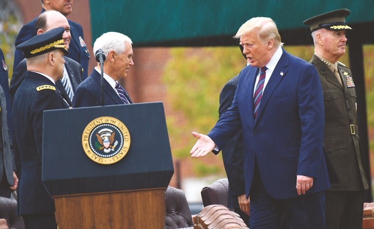 الرئيس ترامب مصافحا نائبه مايك بنس لدى وصوله للمشاركة في احتفال للجيش الاميركي في فيرچينيا امس (ا.ف.پ)﻿