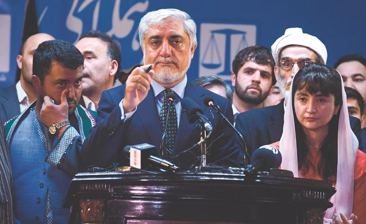 المرشح الرئاسي عبد الله عبد الله متحدثا في مؤتمر صحافي أمس	(أ.ف.پ)﻿