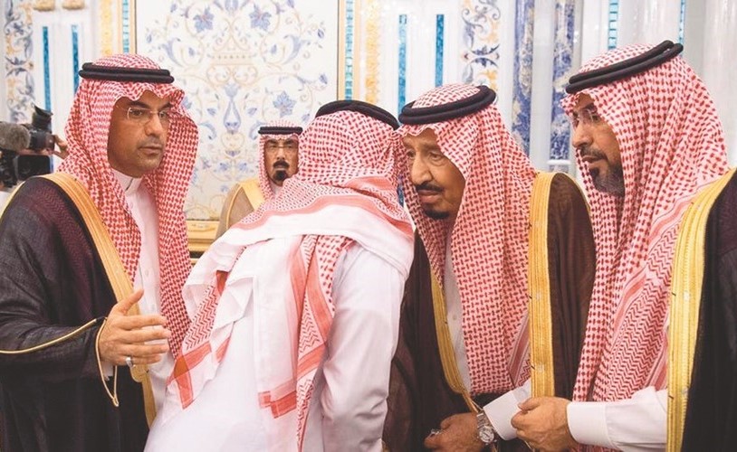خادم الحرمين الشريفين الملك سلمان بن عبدالعزيز يواسي أسرة الفقيد اللواء الفغم	(واس)﻿