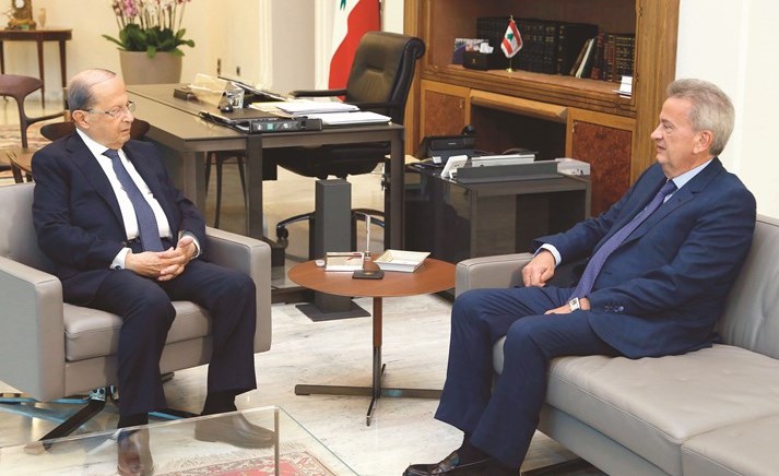 الرئيس العماد ميشال عون مستقبلا حاكم مصرف لبنان رياض سلامة امس	(محمود الطويل)﻿