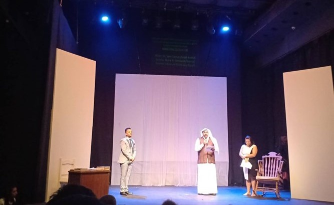 د. الجمعان ومازن الغرباوي والممثلة التونسية منى التلمودي قبل عرض مسرحية انتحار معلن﻿